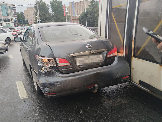 Двойная авария на Соковском мосту в Иванове: «ПАЗ» влетел в «УАЗ»